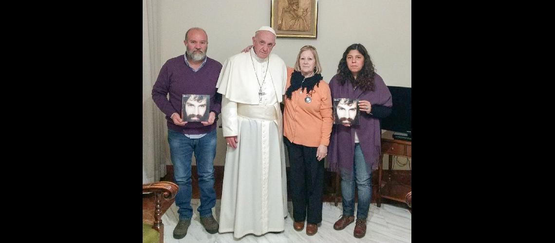 El Papa recibioacute a la  familia Maldonado