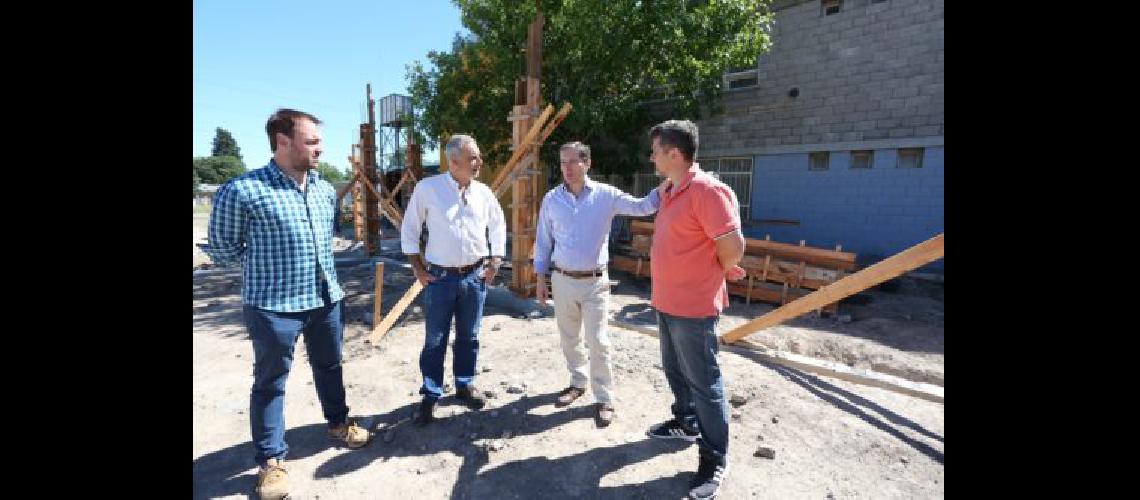 Gray visitoacute escuelas y otorgoacute subsidios