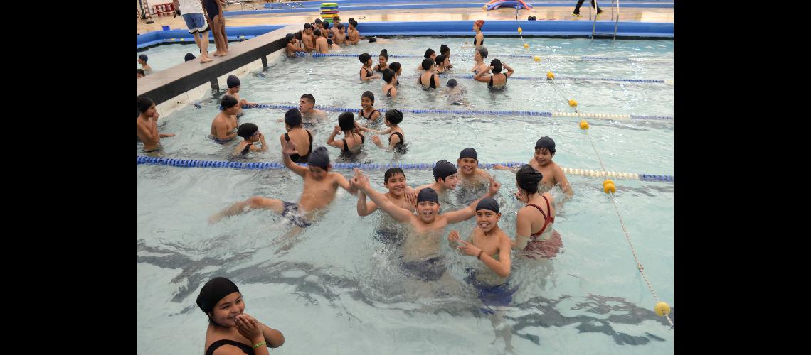 Lomas- miles de chicos aprendieron a nadar en las piletas del Municipio