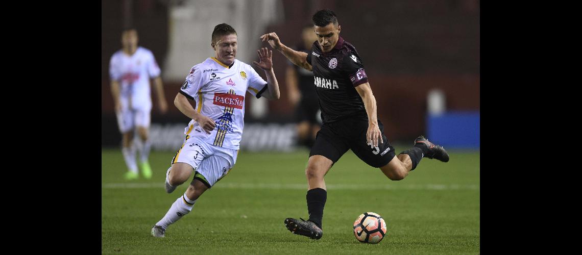Maxi Velaacutezquez no seguiraacute jugando en Lanuacutes en 2018