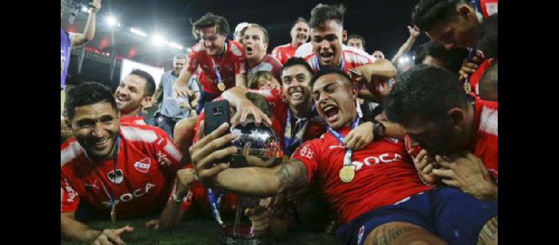 Prensa brasilentildea dura con Flamengo elogia a Independiente y critica violencia fuera del Maracanaacute