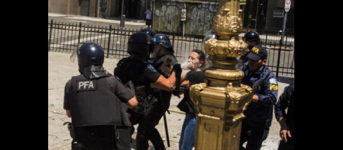 Reforma- se levantoacute el debate en medio de la brutal represioacuten