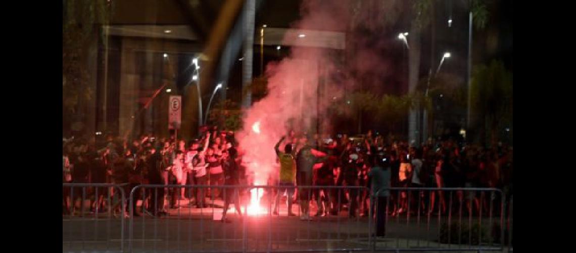 Flamengo culpa a los hinchas sin entradas por los incidentes en el Maracanaacute