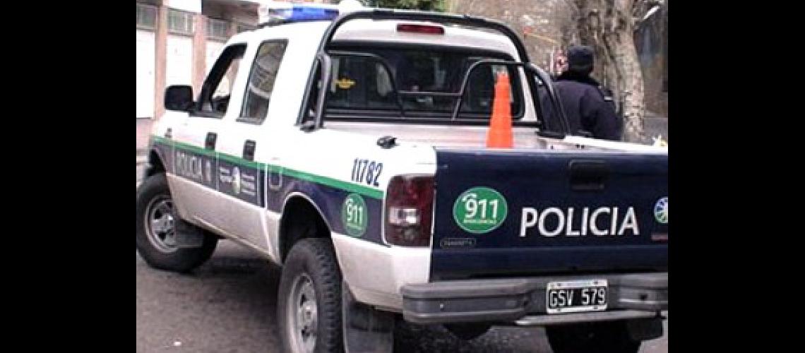Un policiacutea se enfrentoacute a motochorros y recibioacute un tiro en el pecho pero lo salvoacute el chaleco