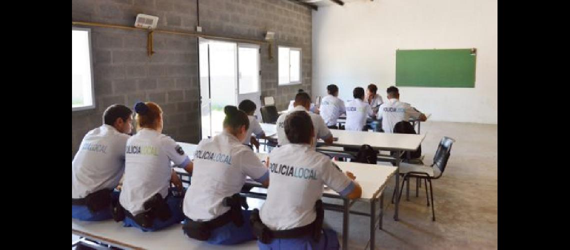 Forman a la Policiacutea en derecho y geacutenero