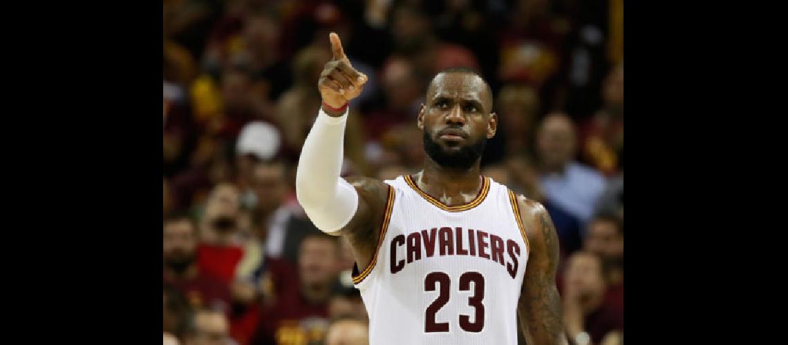 Lebron James jugoacute con una zapatilla negra y otra blanca como mensaje de igualdad