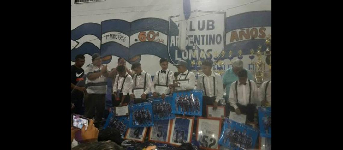 Argentino de Lomas despidioacute el antildeo con dos fiestas llenas de color