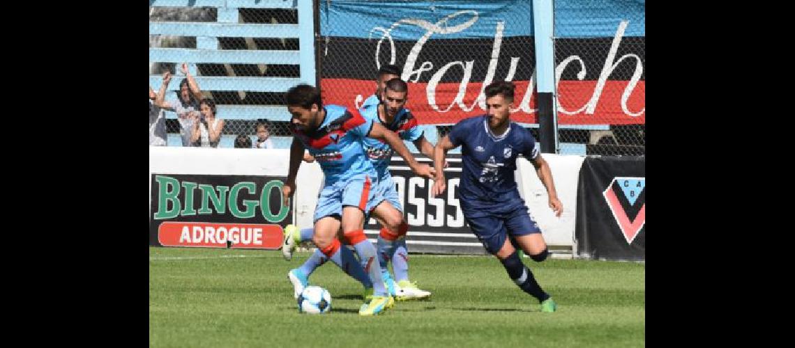 Brown no logra dar con los delanteros