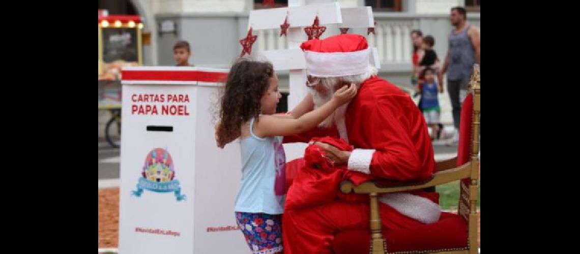 Papaacute Noel recorre los barrios de Lanuacutes