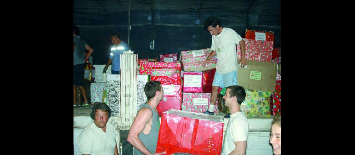 El Gandulfo recibe regalos para los chicos de Pediatriacutea