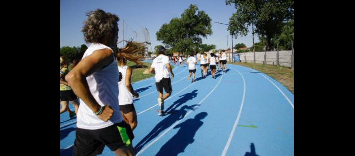 Ponen a punto la nueva pista de atletismo del Parque Eva Peroacuten