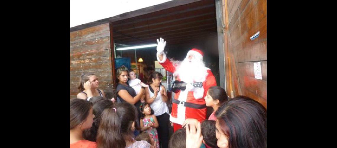 Papaacute Noel visitoacute la ONG Por Un Mantildeana Diferente