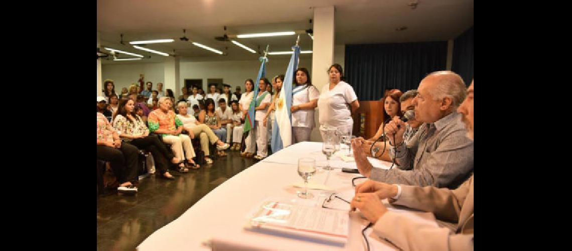 Entregaron los diplomas a los egresados en enfermeriacutea