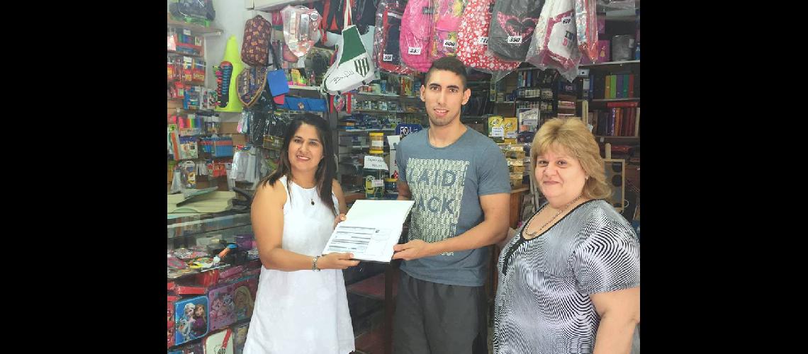 Asisten a los comercios para que esteacuten en regla y reciban beneficios