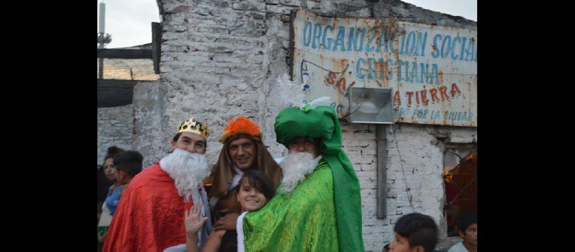 Los Reyes Magos se preparan para desfilar en las calles y llevar regalos