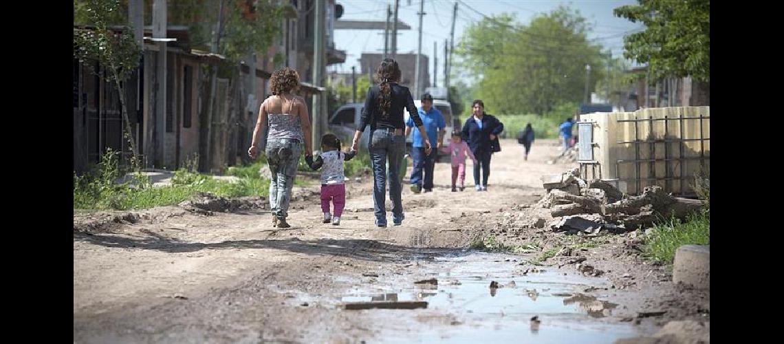 La canasta baacutesica cuesta 2500 maacutes que hace un antildeo