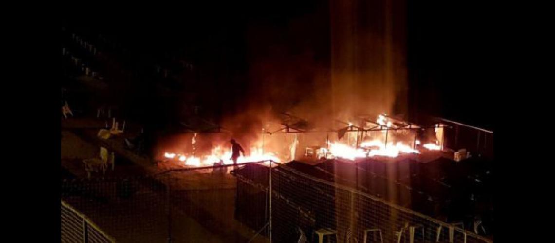 Un incendio destruyoacute una veintena de carpas en un balneario de Mar del Plata