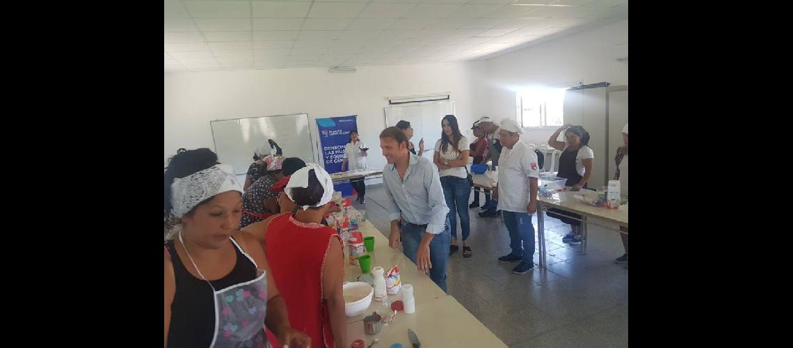 Capacitan a las mujeres en oficios