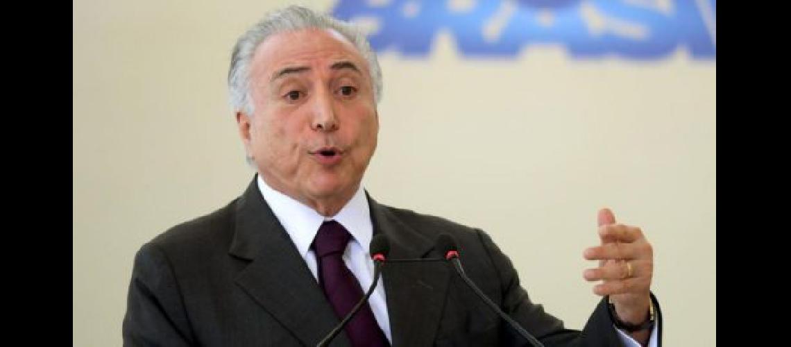 Temer intenta disipar rumores sobre su salud con una caminata puacuteblica