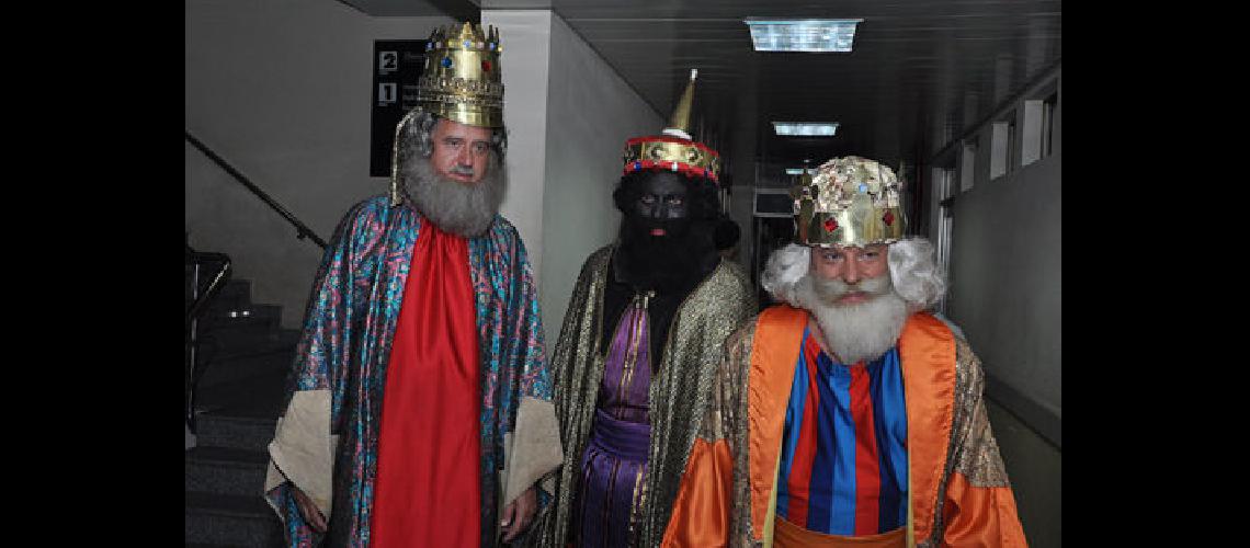 Los Reyes desfilaraacuten hoy por Lomas para recibir las cartitas de los chicos
