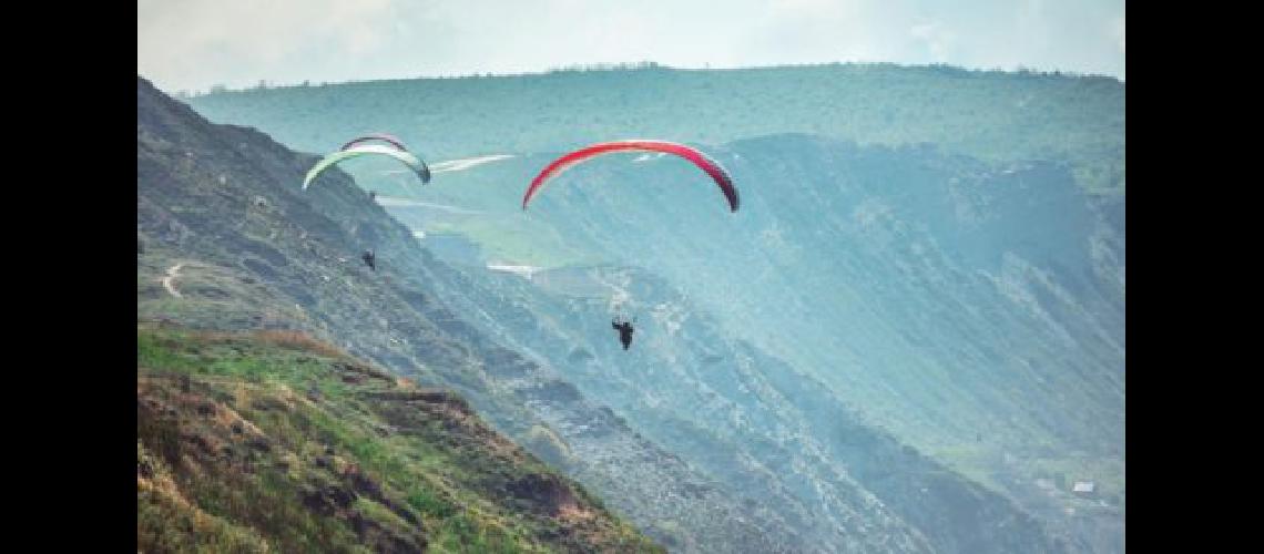 En Tucumaacuten suspenden vuelos en parapente luego de la muerte de la meacutedica
