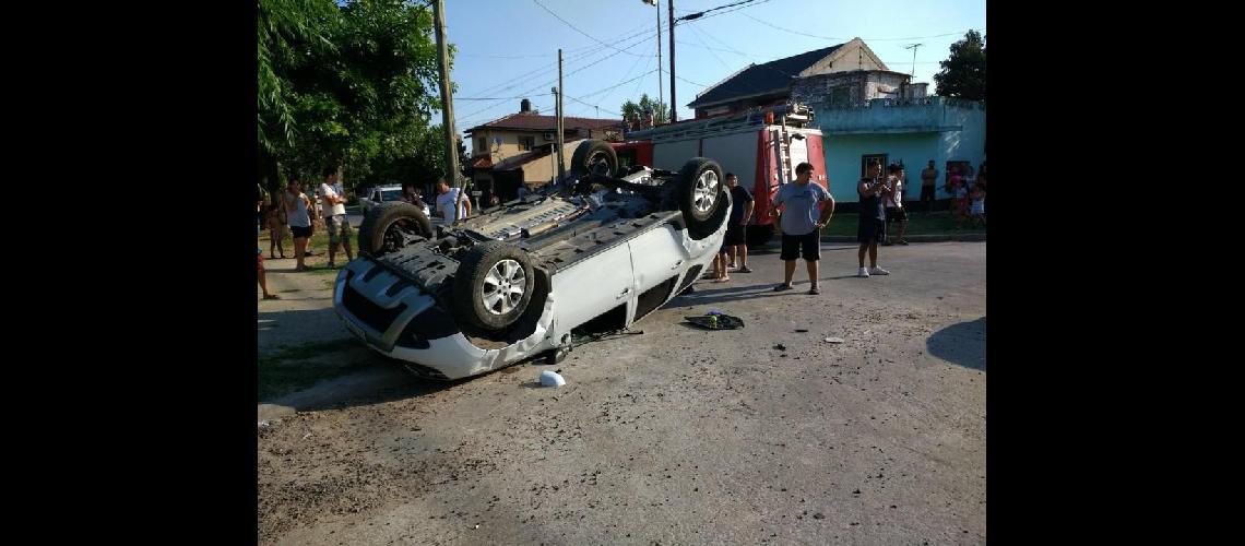 Centenario- volcoacute un auto y casi se incendia