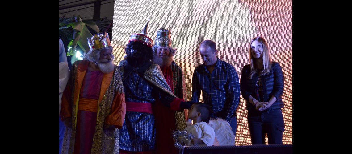 Los Reyes y las familias de Lomas vivieron una noche maacutegica