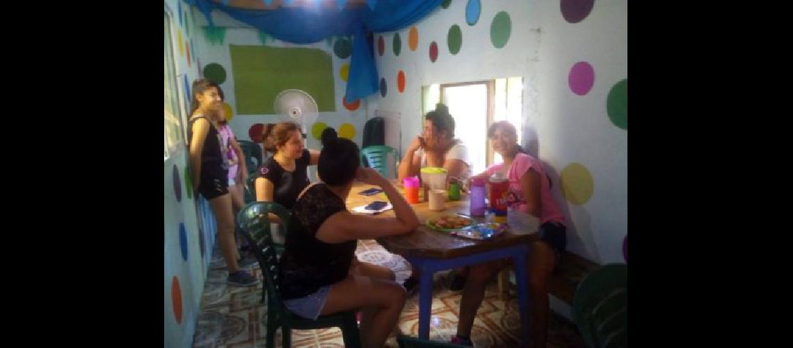Informan a joacutevenes sobre el embarazo adolescente