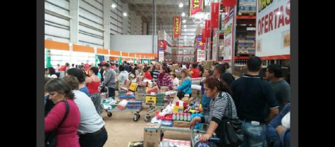 Los mayoristas se llenan de familias que quieren ahorrar