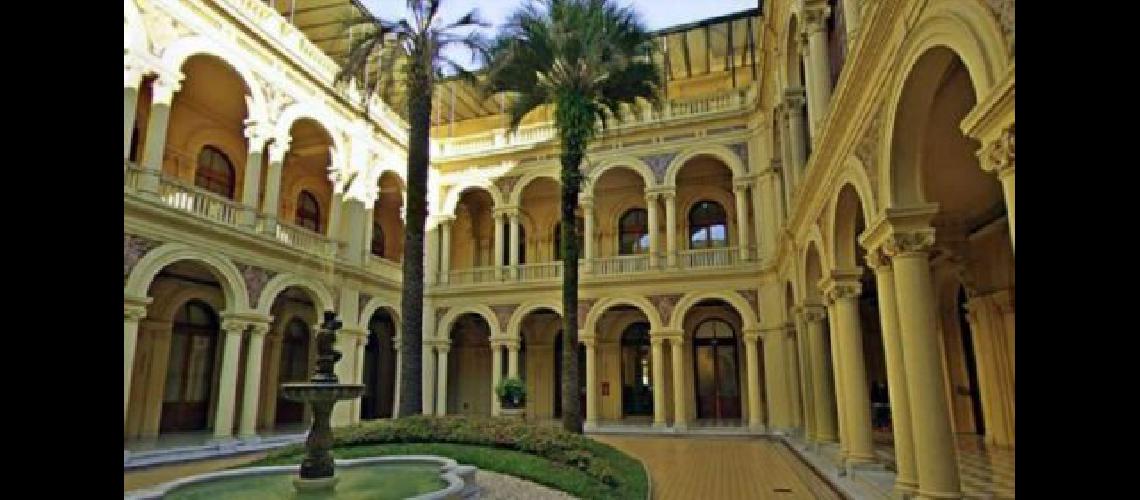 El Gobierno compra una palmera por 235 mil para la Casa Rosada