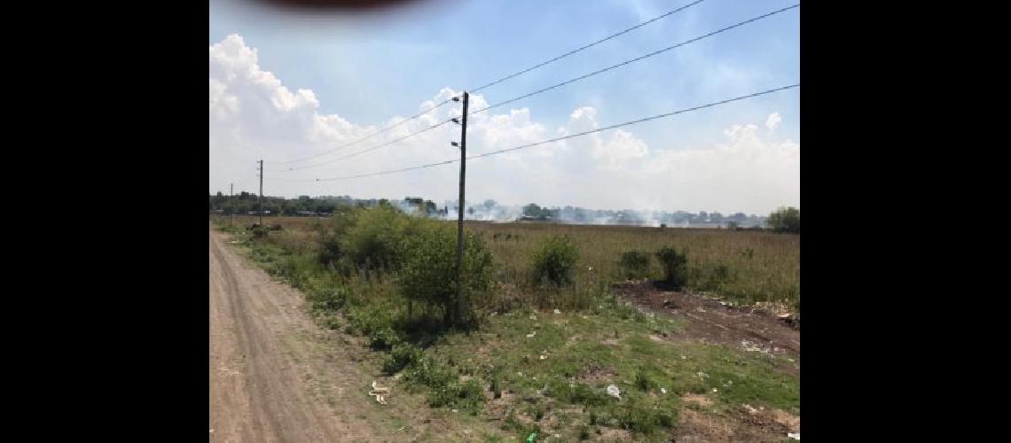 Bomberos trabajan en dos incendios de pastizales en Echeverriacutea