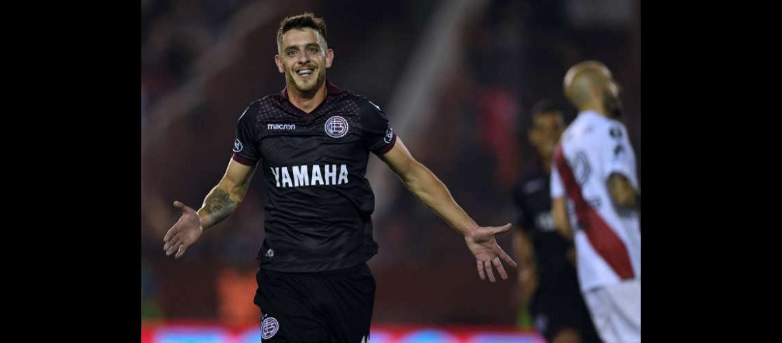 Alejandro Silva se aleja de Lanuacutes y se acerca a Independiente