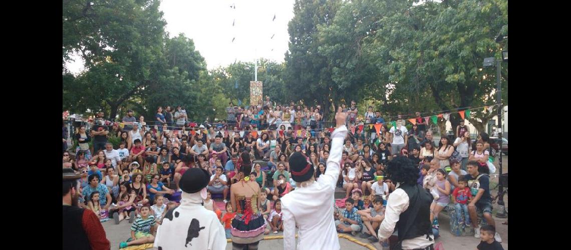 Show de humor y circo en la plaza