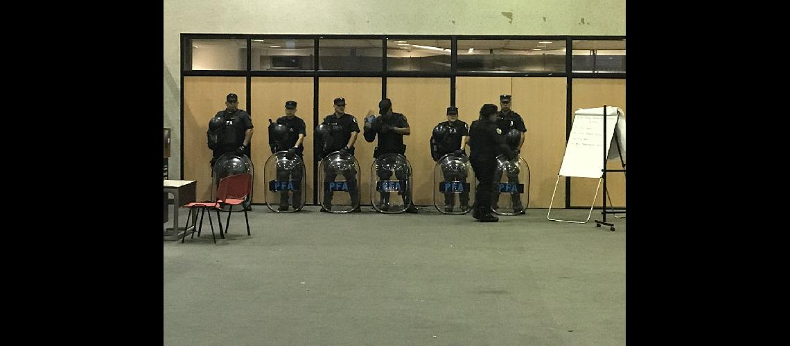Tensioacuten en un acampe de despedidos