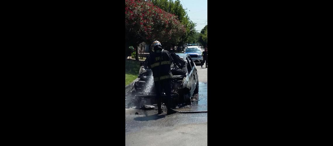 Esta mantildeana Bomberos sofocaron el incendio de un auto y un comercio