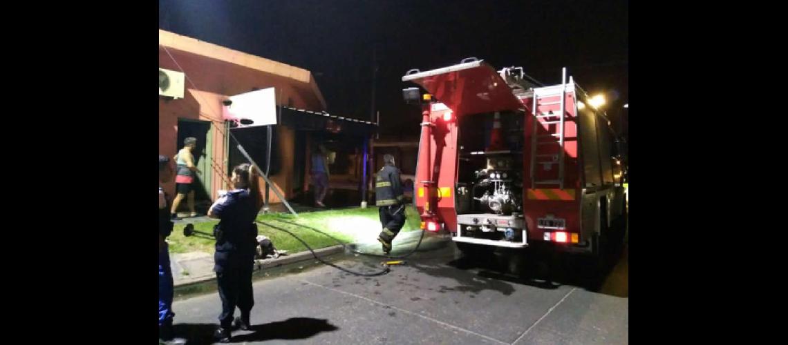 Esta mantildeana Bomberos sofocaron el incendio de un auto y un comercio