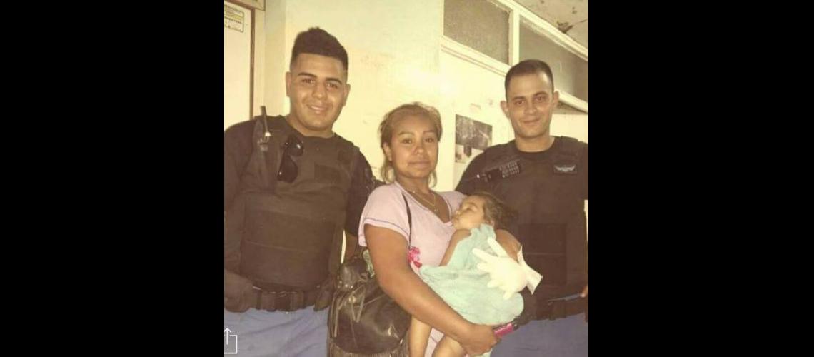 Dos policiacuteas salvaron a una bebeacute que se habiacutea ahogado en una pileta