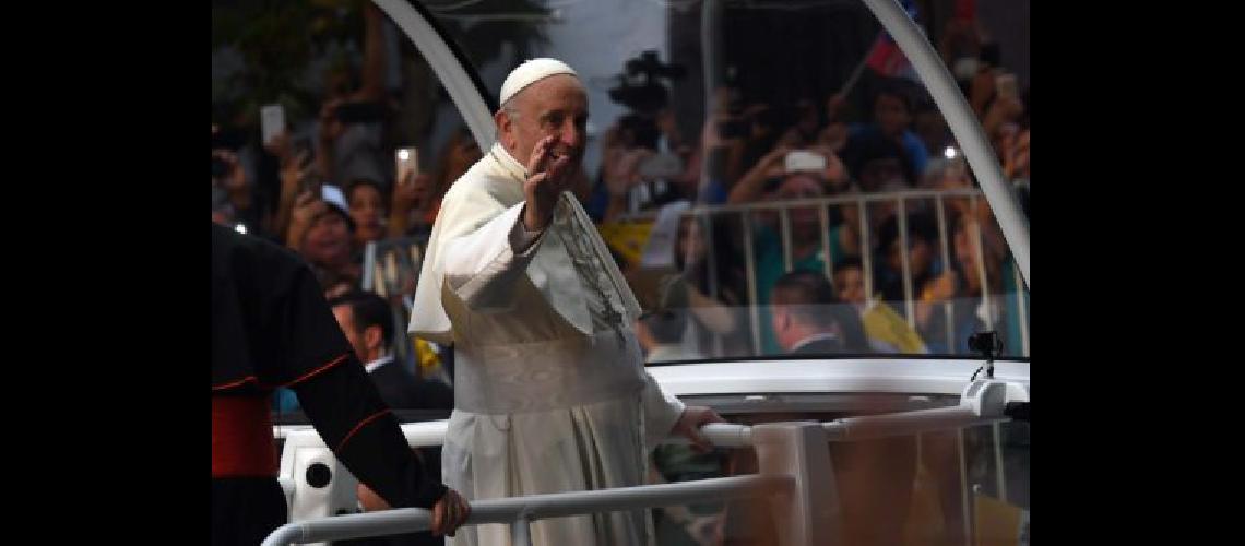 El Papa ya estaacute en Santiago de Chile y dio comienzo a su sexta gira latinoamericana