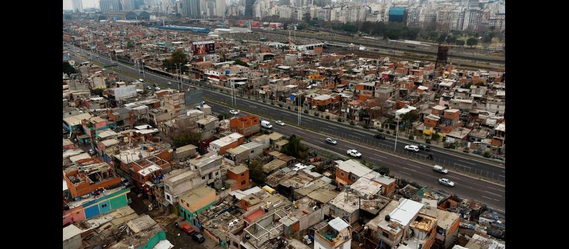 La pobreza aumentaraacute en el primer trimestre del antildeo por la inflacioacuten