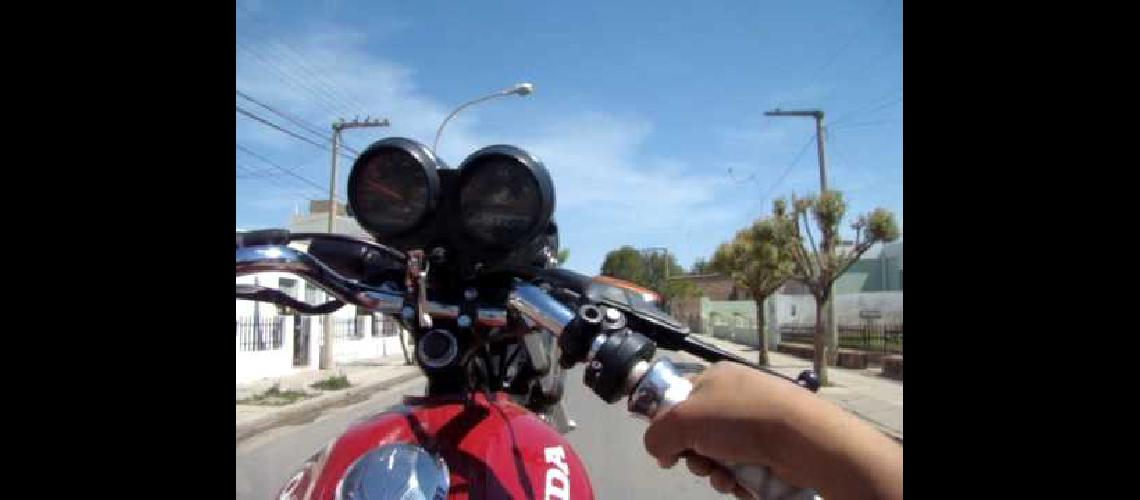 Un chico de 14 antildeos embistioacute a una mujer con su moto