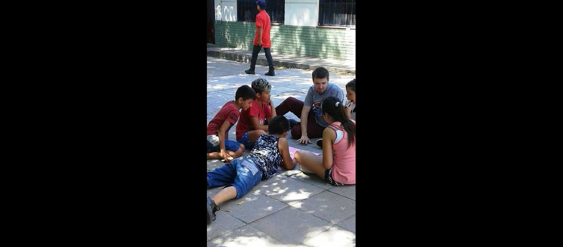 Con juegos algunas escuelas funcionan en verano