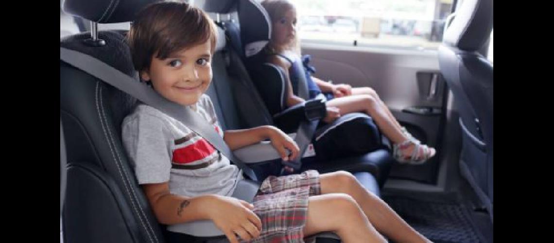 Los nintildeos hasta 10 antildeos deberaacuten viajar con silla de seguridad en el auto