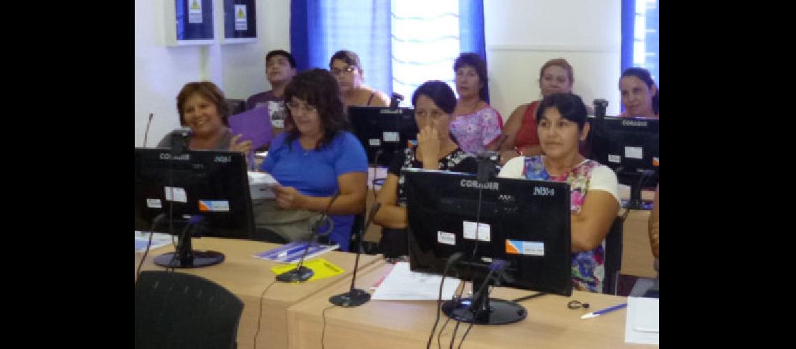 Capacitaciones gratuitas en inclusioacuten digital en Lanuacutes