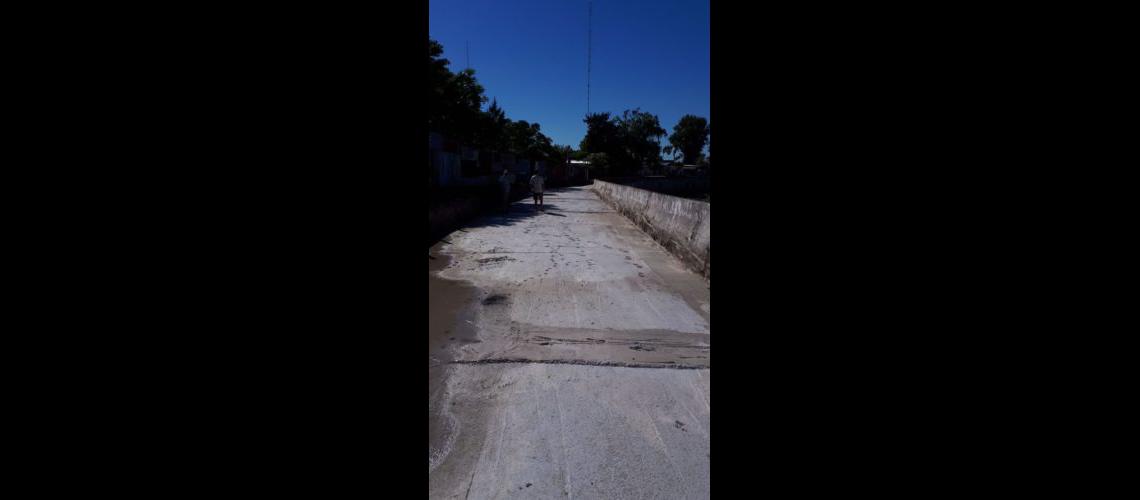 Construyen maacutes pavimentos en los maacutergenes del Arroyo del Rey
