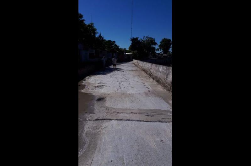 Construyen maacutes pavimentos en los maacutergenes del Arroyo del Rey