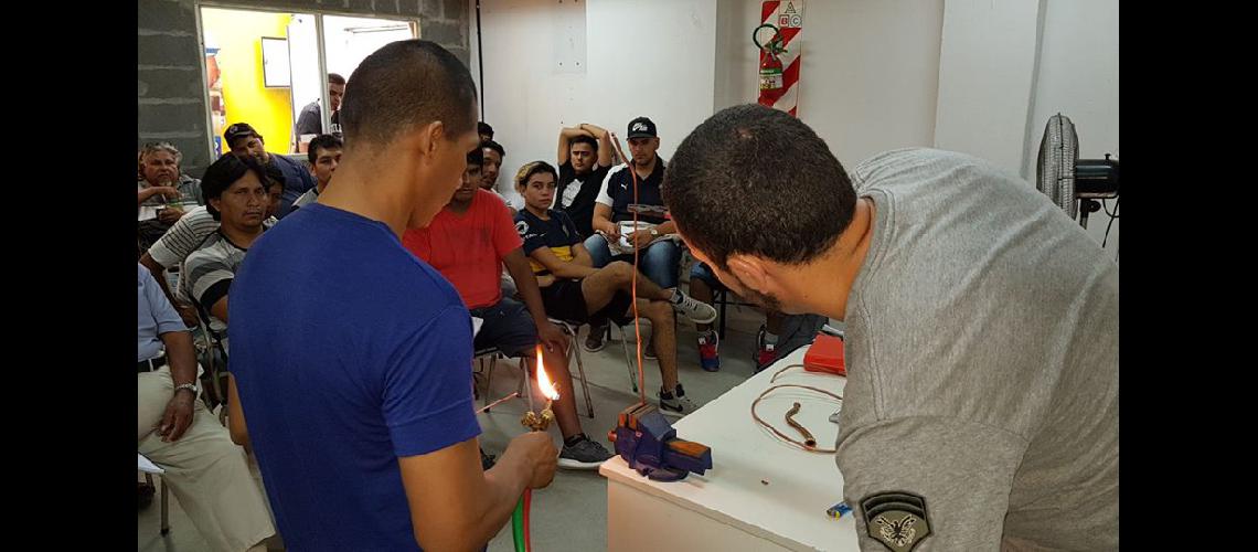 Exitoso curso de instalacioacuten de aires