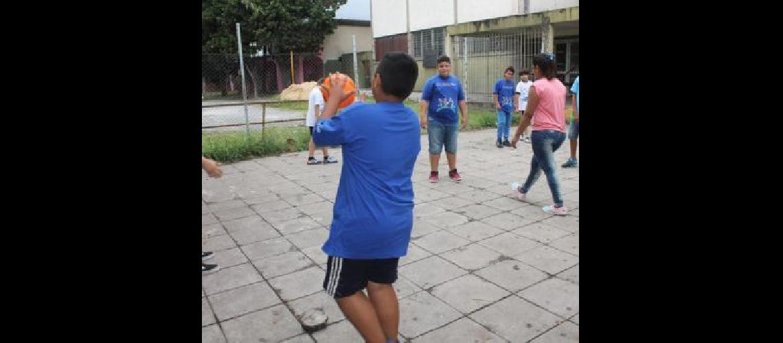 Escuelas de Verano- los nenes de Lomas disfrutan de juegos en los patios de sus colegios