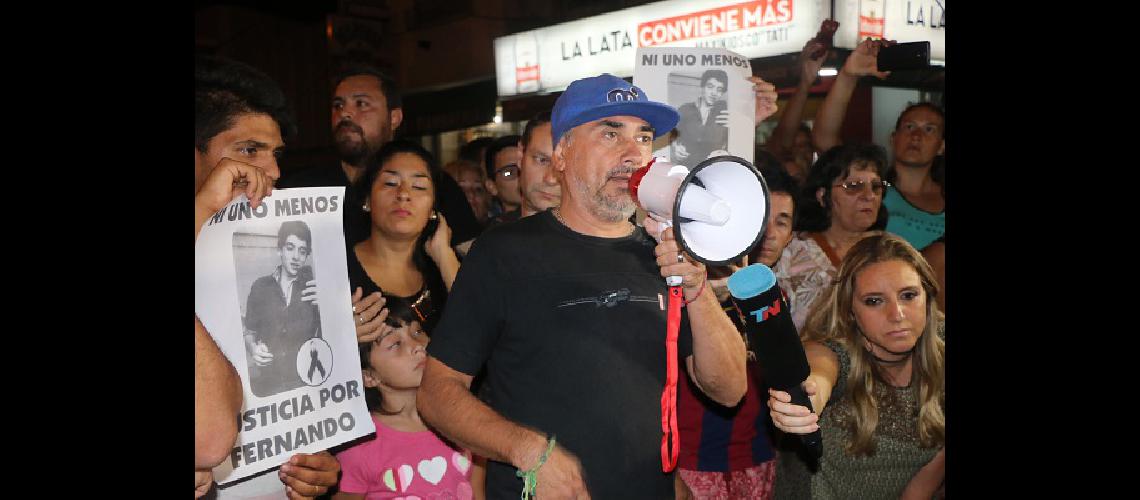 Familiares y amigos de Fernando Pastorizzo marchan en Gualeguaychuacute