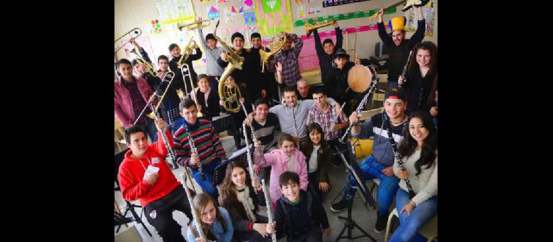 Despiden a 100 profesores de orquestas y coros populares