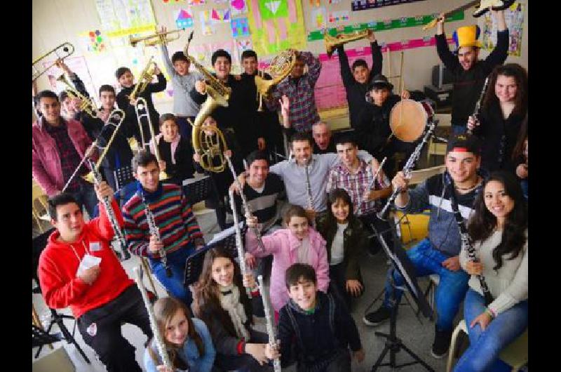 Despiden a 100 profesores de orquestas y coros populares